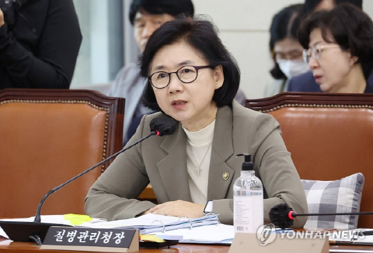 11일 국회에서 열린 보건복지위원회 국정감사에 출석한 지영미 질병관리청장이 의원 질의에 답하고 있다.<사진: 연합뉴스>